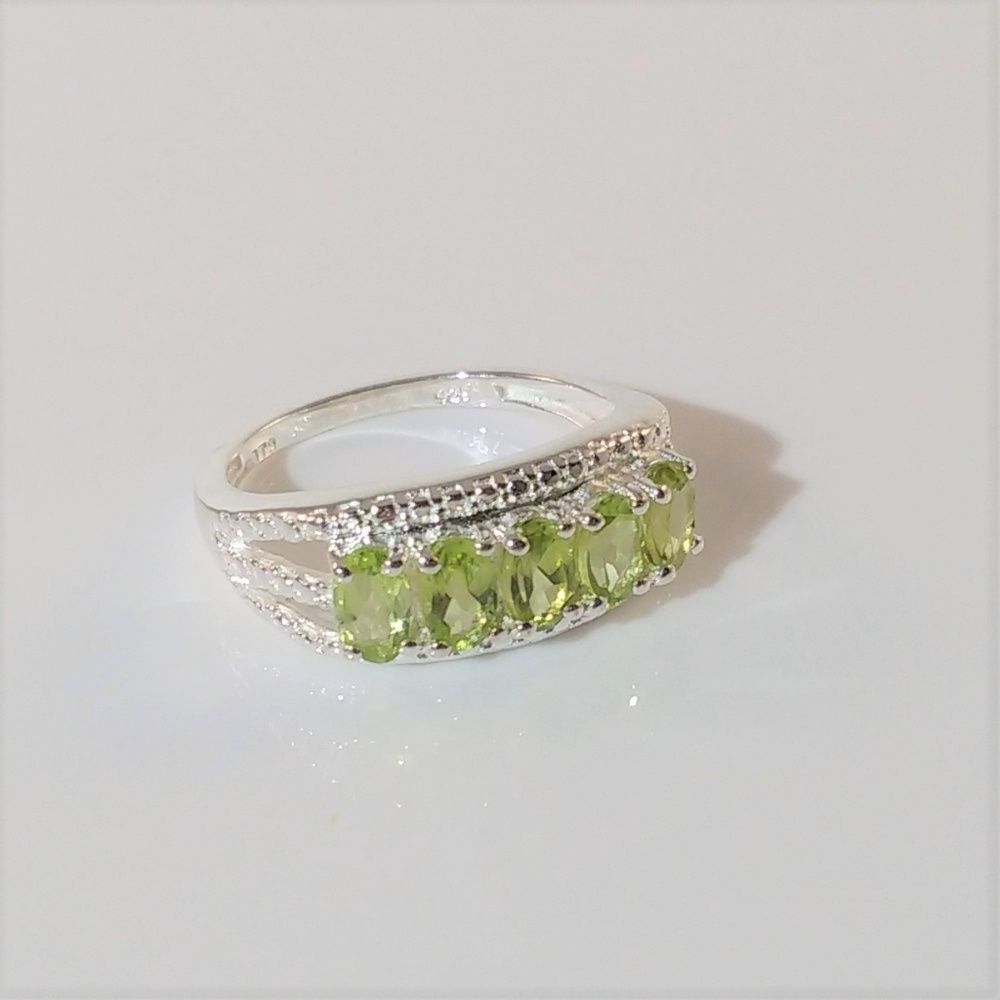 Peridot 1.4 Carats tw Ring in Sterling Silver Size 6-1/4